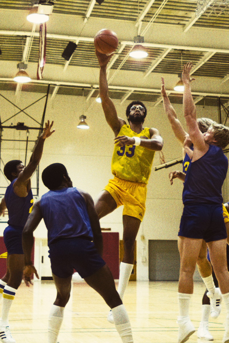 Solomon Hughes portrays NBA legend Kareem Abdul-Jabbar in HBO's Winning Time. 